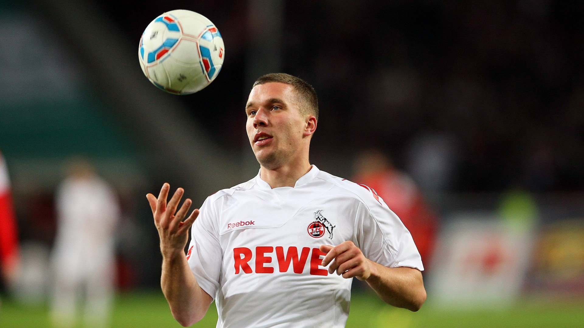 激情德比战引爆城市荣耀！主场球队3-2绝杀宿敌，球迷狂欢夜