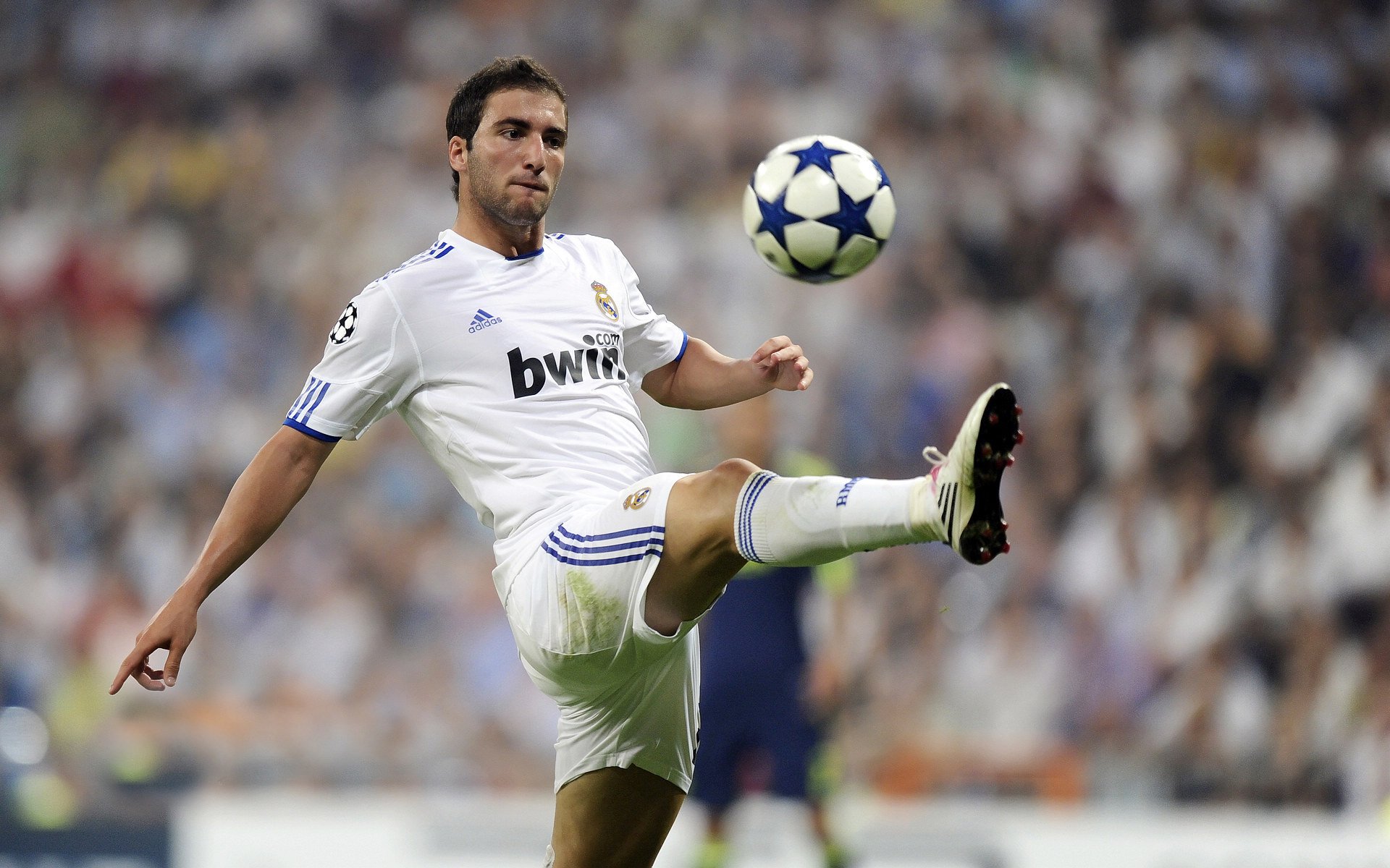 转会市场风云再起,豪门争抢新星,天价合约频现