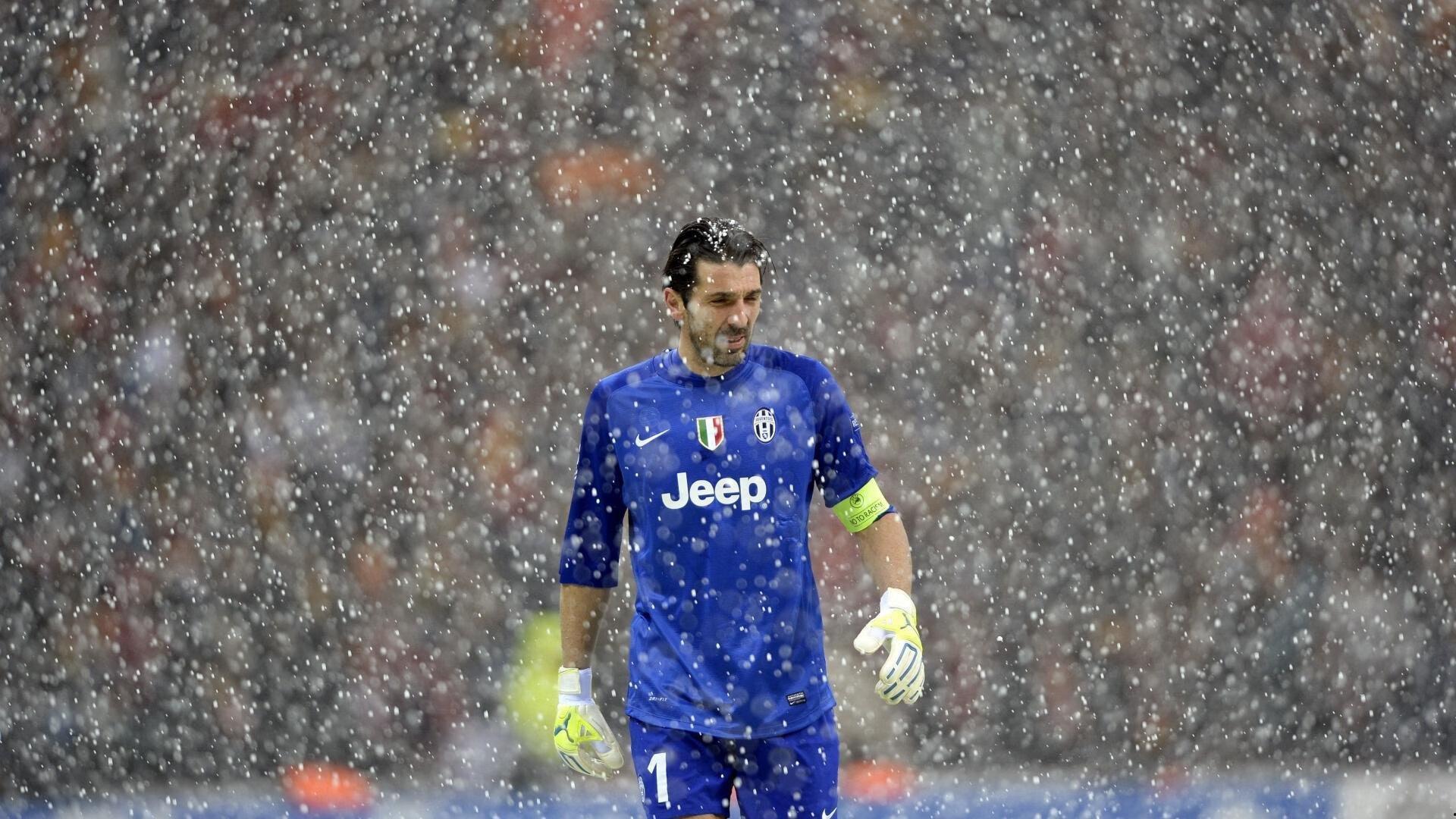 欧冠之夜伯纳乌惊现巨幅请愿 皇马拥趸齐声呐喊，今年唯求夺冠！